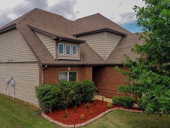 3rd image of 1318 Maxwell Cir