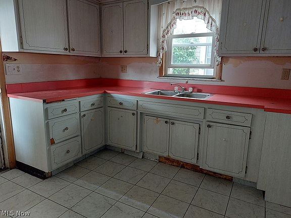 5th image of 635 Oakmont Ave