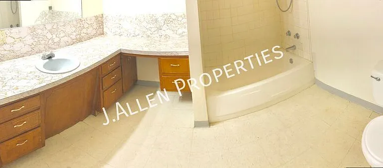 313 N 12th St #303 — Photo 4