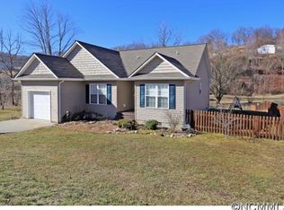 7 Village St, Clyde, NC 28721