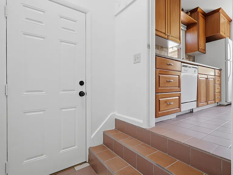 654 W Lennox St — Photo 27