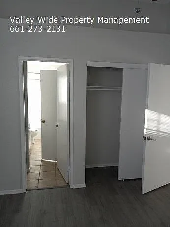 1st bed to bathroom