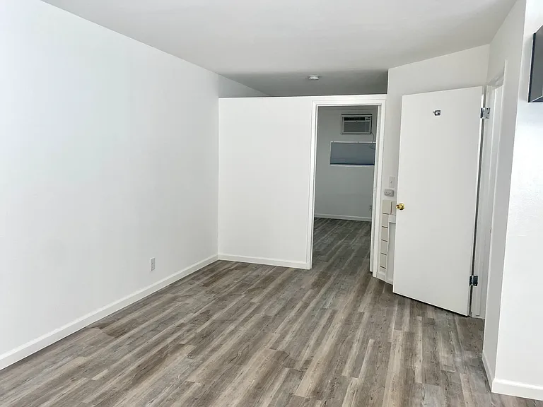 10911 Bloomfield St — Photo 5