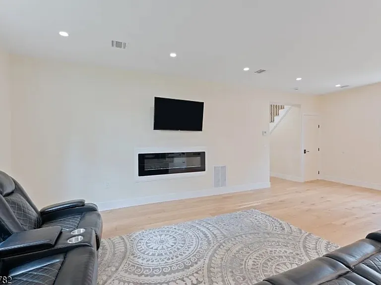 382 River Rd — Photo 3