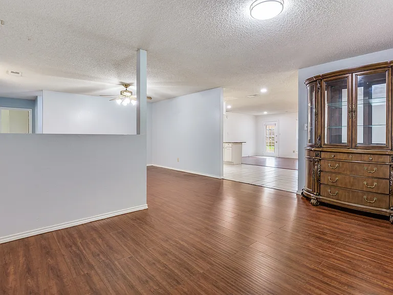 528 Lester St — Photo 17