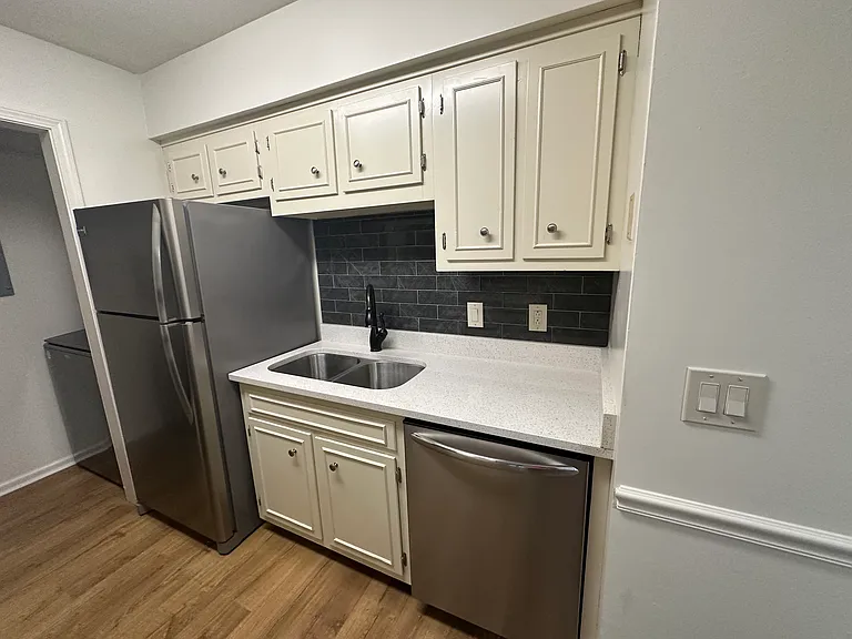 2905 Burch Ave #8 — Photo 9