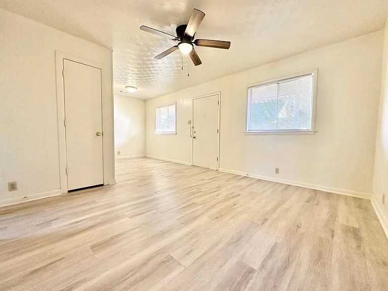 419 W Sycamore St — Photo 10