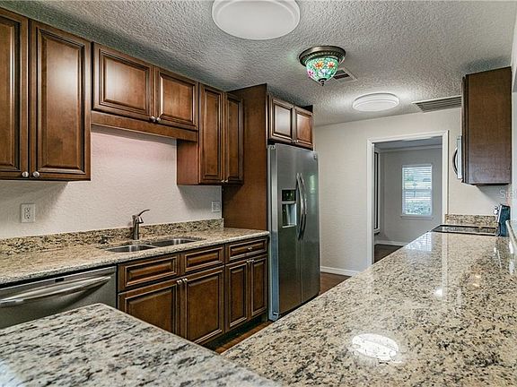 4th image of 36750 Jefferson Ave