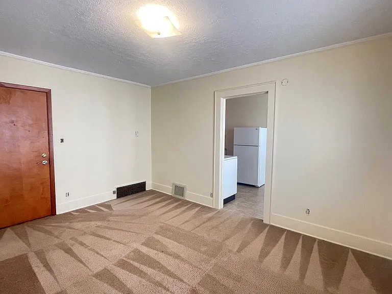 Elaine Apartments — Photo 23