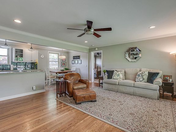 3rd image of 475 Manley Dr