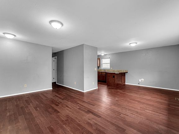 3rd image of 2940 W Walnut Street