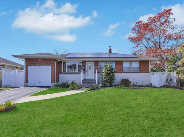 1036 N Broome Avenue, Lindenhurst, NY 11757