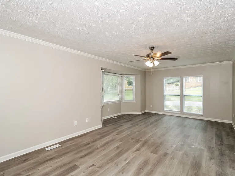 1021 Sugar Springs Dr — Photo 7