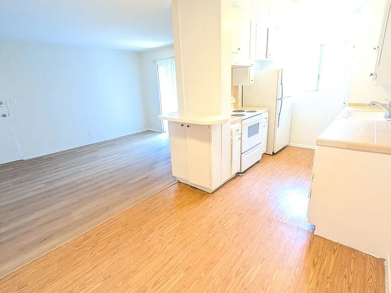 648 N Hayworth Ave — Photo 13