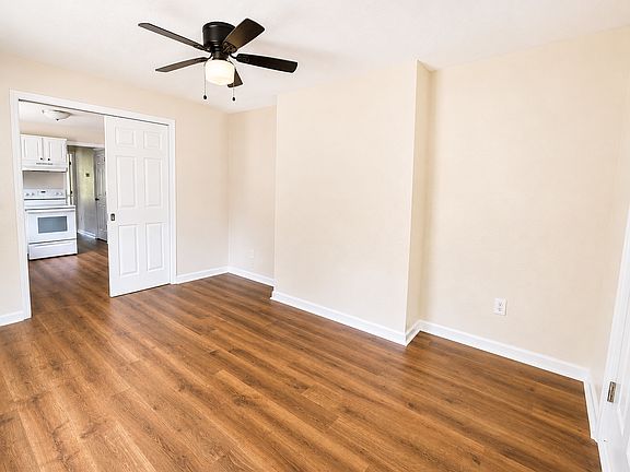 4th image of 13 Hollywood Cir Unit A