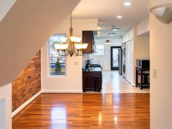 3rd image of 1933 4th St NE