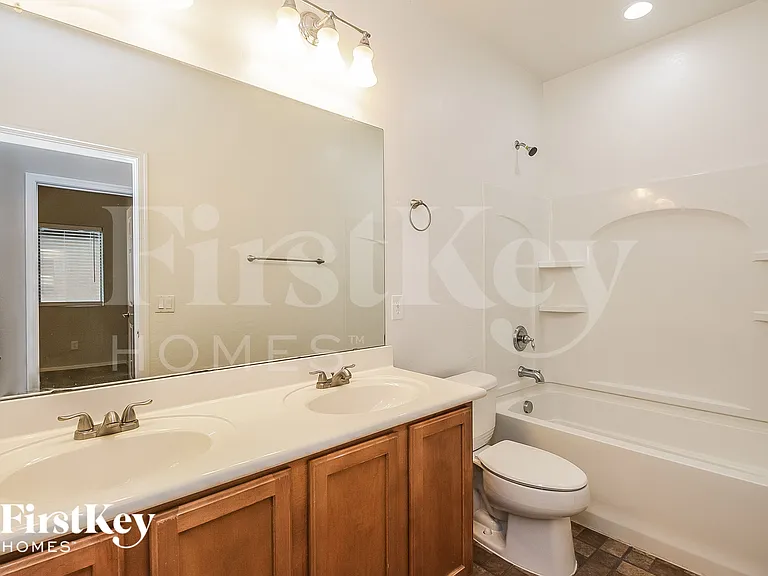 8811 S 57th Ln — Photo 13