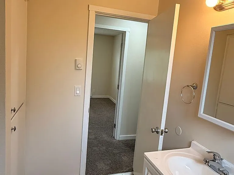 C2402 - Maple Court Apartments — Photo 27