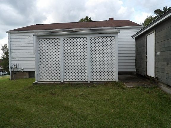 4th image of 716 Demuth St