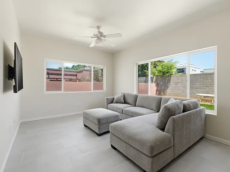 516 W Brown St — Photo 23