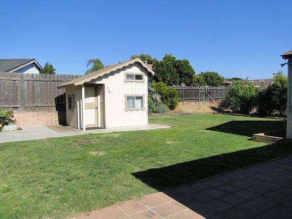 Yard/Playhouse