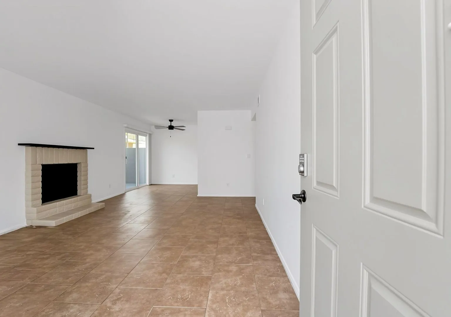 Well-Maintained 3-Bedroom Home Close to Shopping, Dining & Freeways! — Photo 3