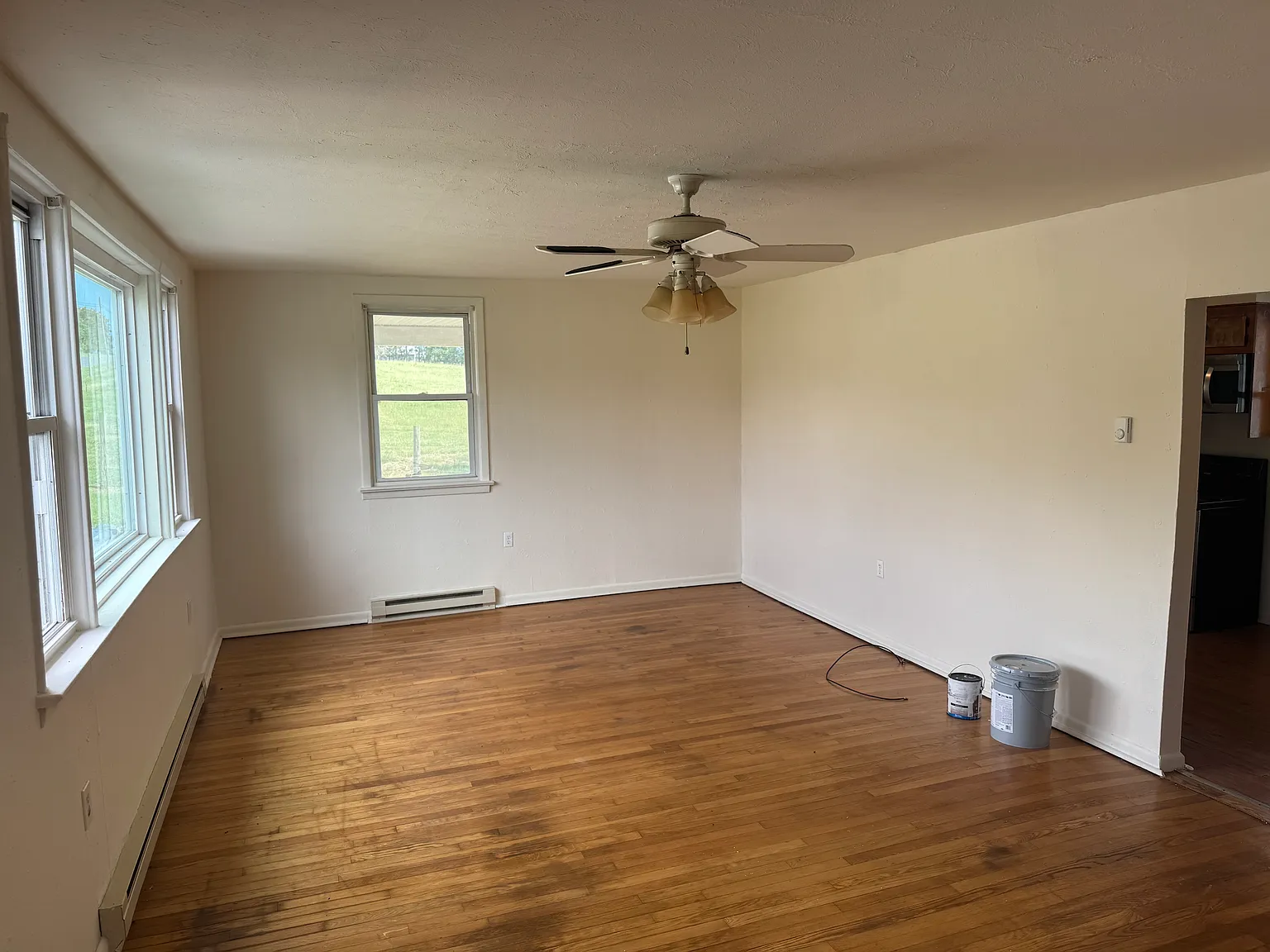3 bed, 1375 sqft, $995 — Photo 2