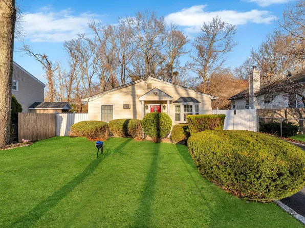 45 Erna Dr, Coram, NY 11727