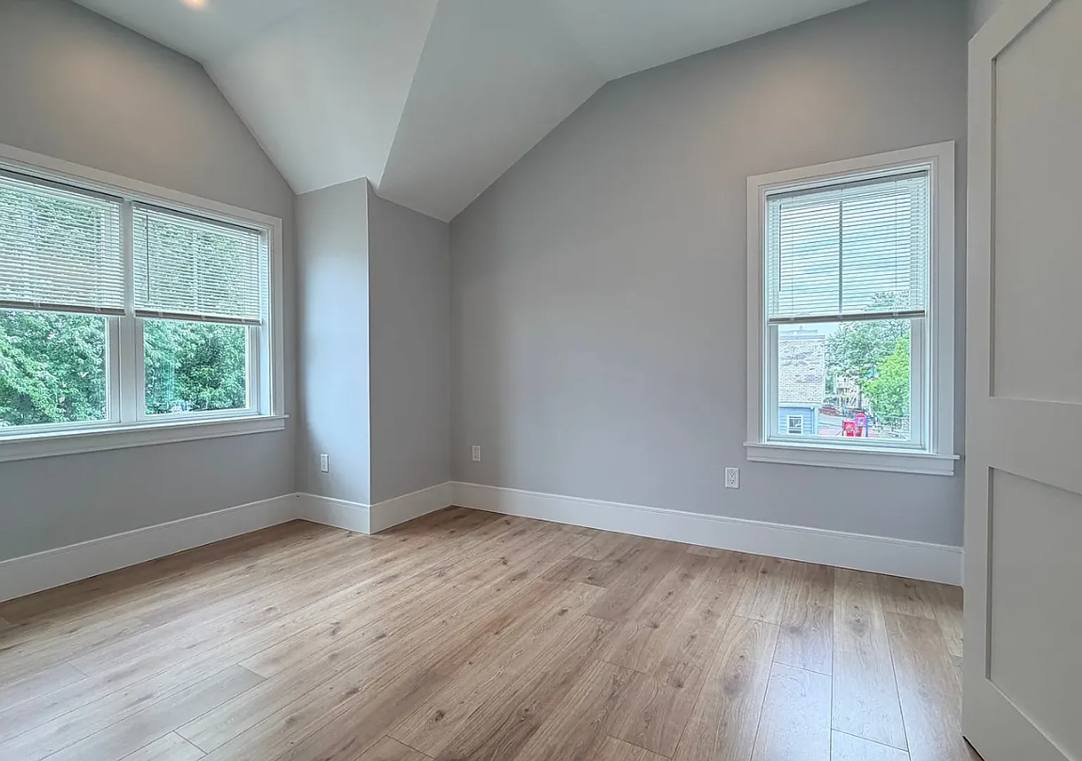 Brand New Construction in Perfect Location! Laundry in Unit, Centralized Heating and A/C! Pro Man... — Photo 3