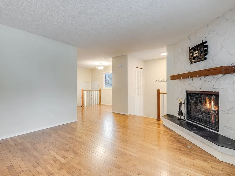 63 Woodglen Close SW — Photo 7