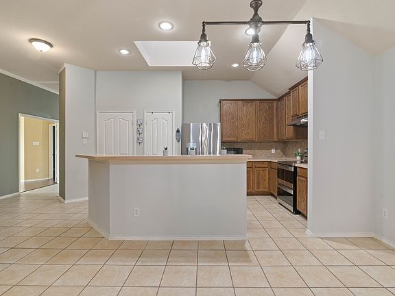 5th image of 1110 Red Robin Dr