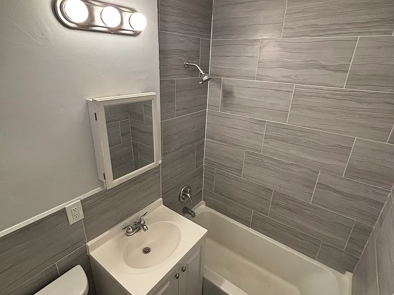 420 W 7th St #5 — Photo 10