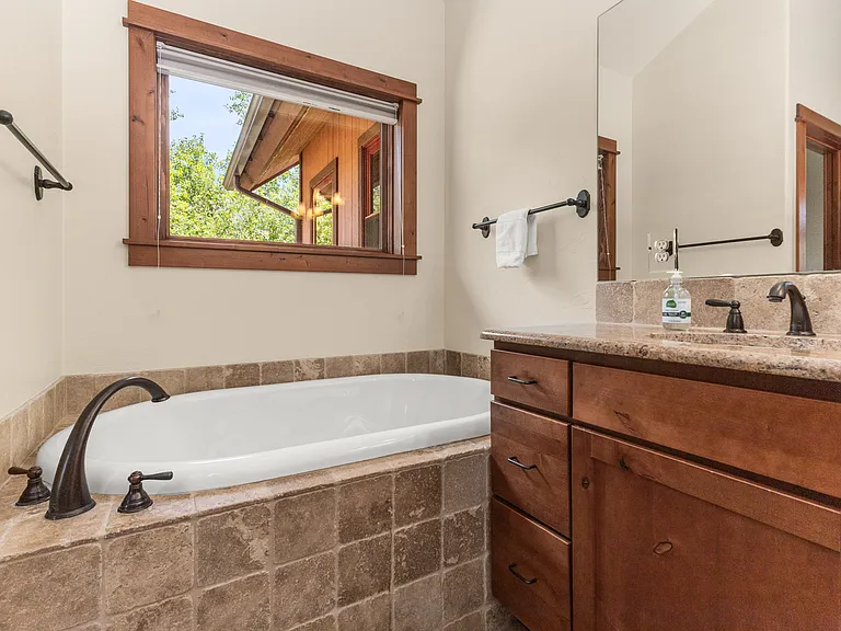 Ensuite Bathroom #3 | BathTub