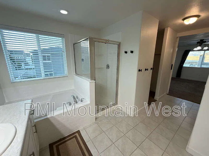 3 bed, 2.5 bath, 1885 sqft, $2,495 — Photo 4