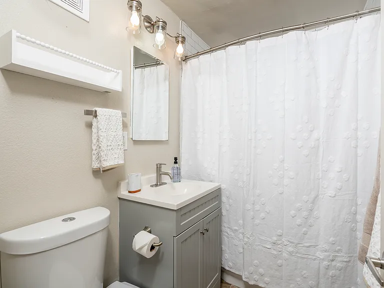 402 W Earll Dr #1 — Photo 10