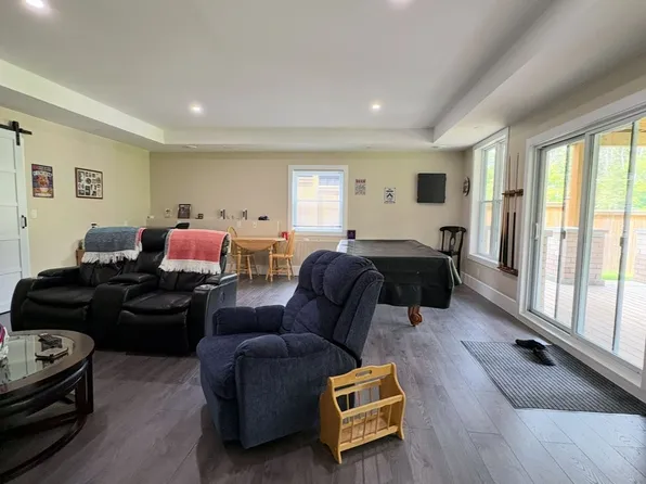 16 Woodstream Dr W, Huntsville, ON P1H 0B7