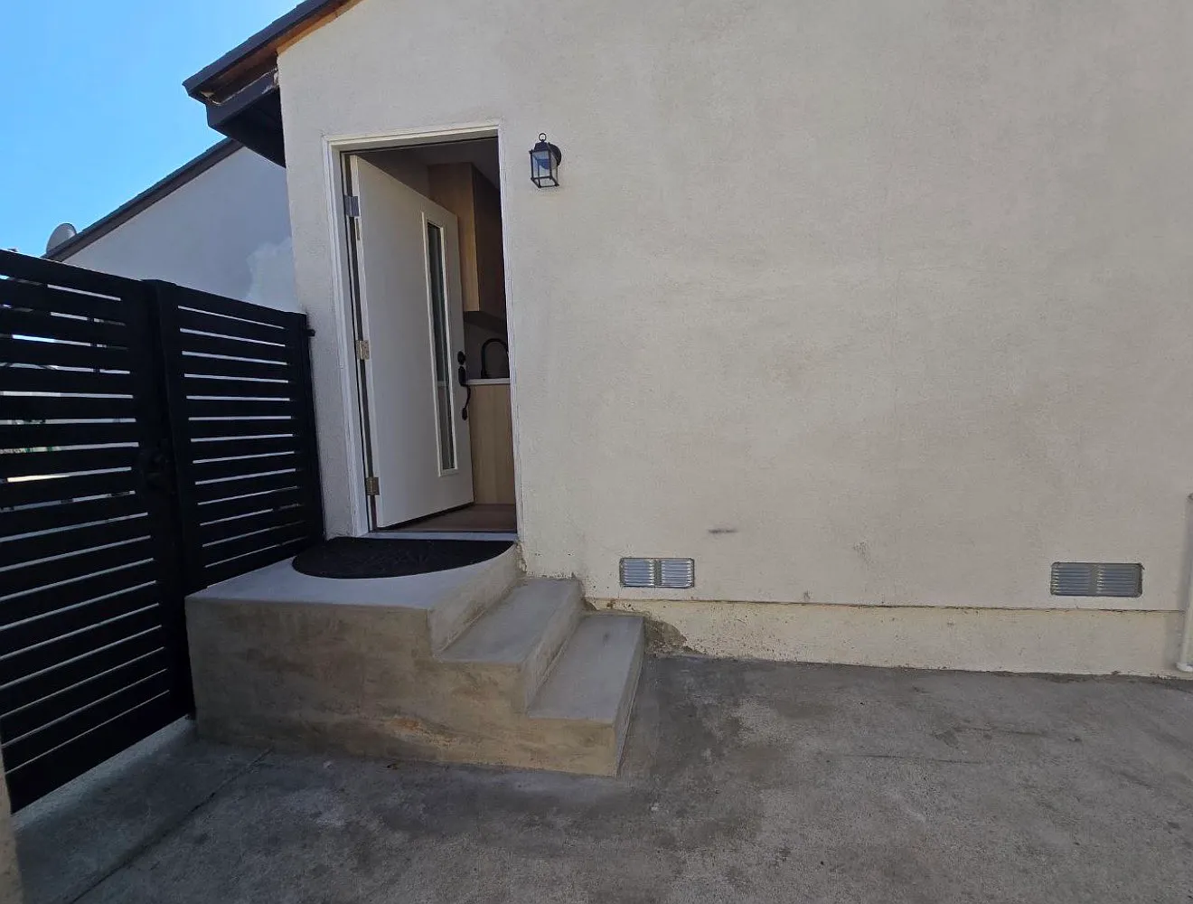 19544 Hamlin St — Photo 1