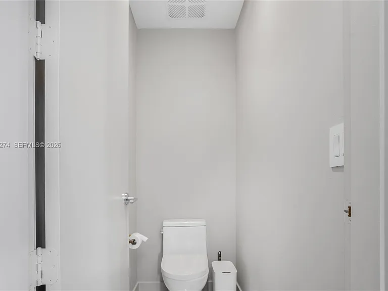 700 NE 24th St #901 — Photo 37