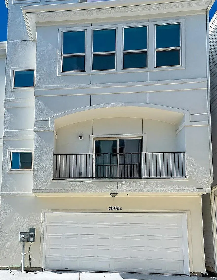 3 bed, 3.5 bath, 2358 sqft, $3,470 — Photo 2