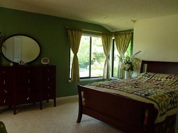 3rd image of 890 Glenhill Dr