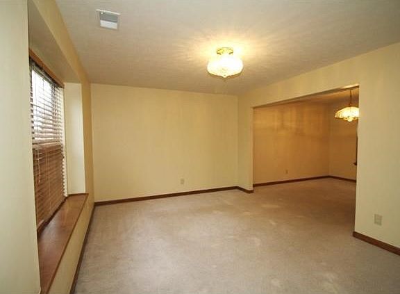 3rd image of 5931 Oakcrest Dr