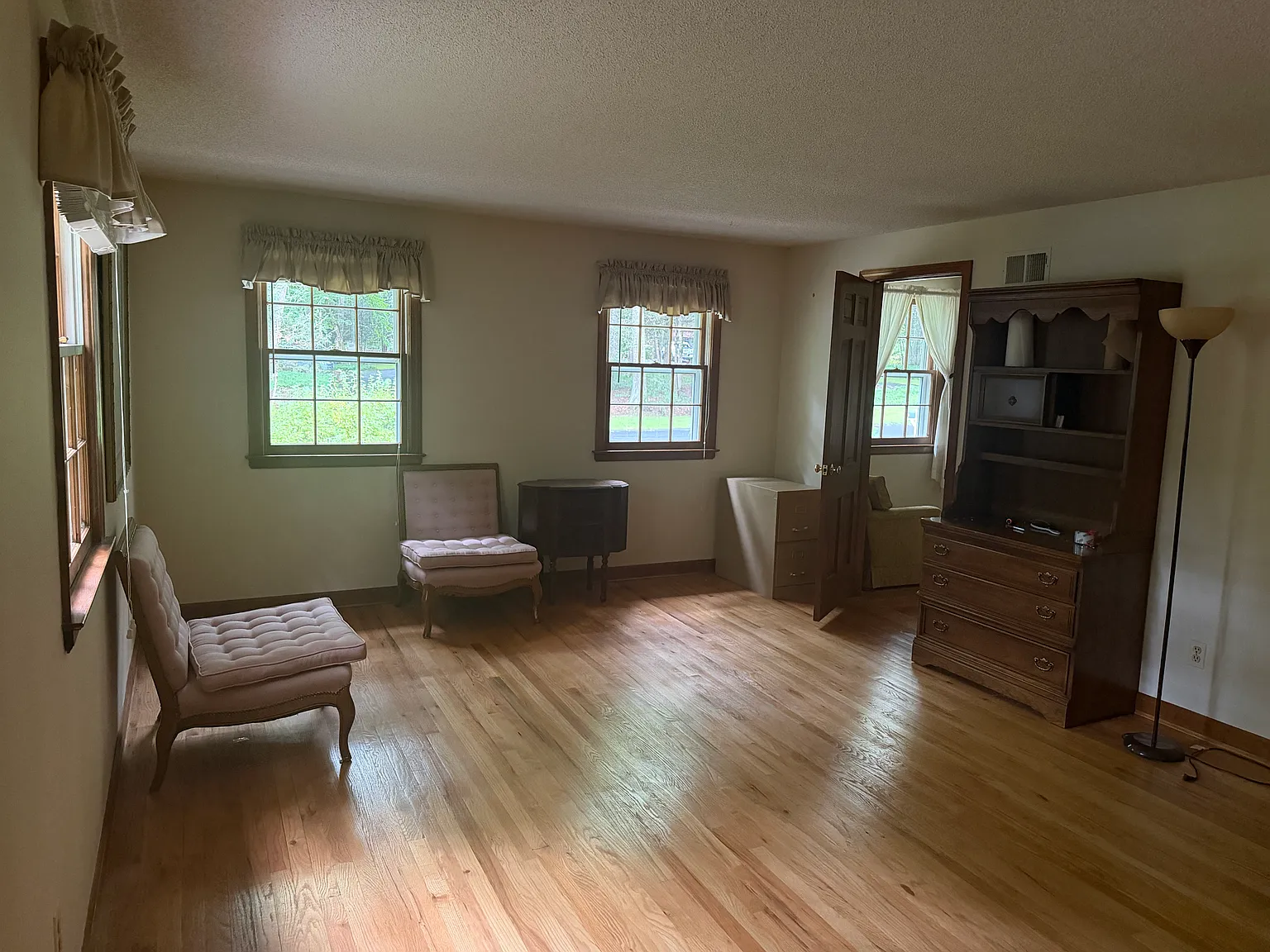 4 bed, 3856 sqft, $1,450 — Photo 2