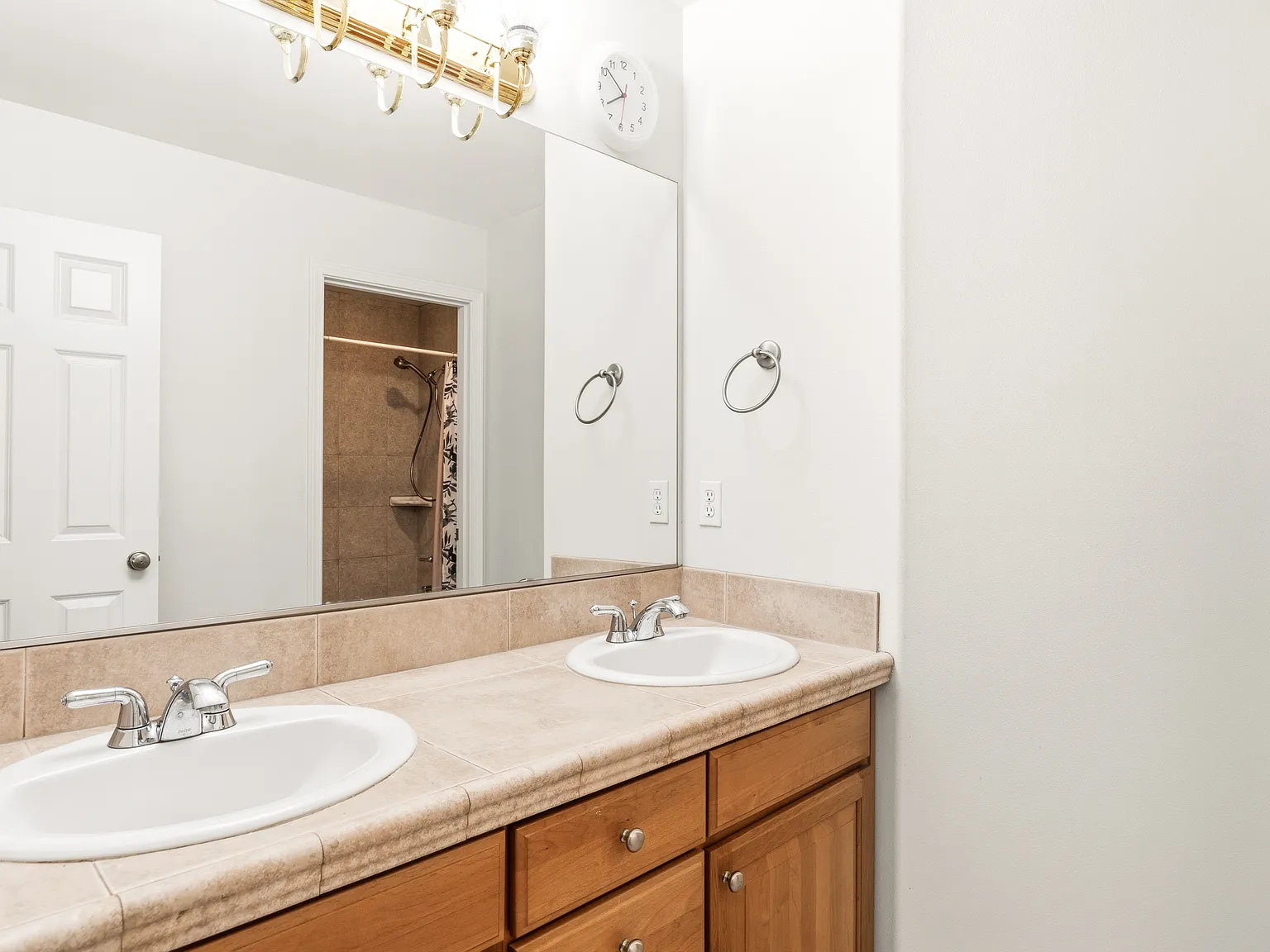 4 bed, 2.5 bath, 3000 sqft, $850 — Photo 3