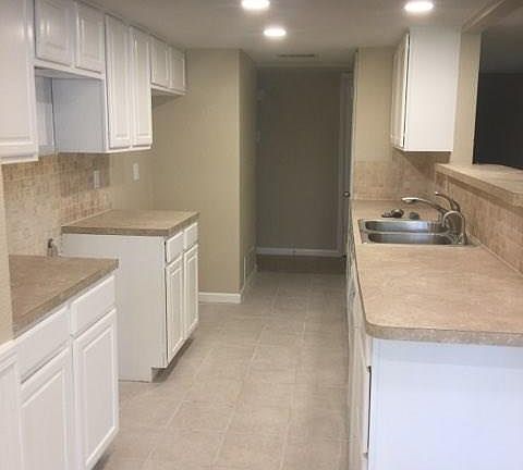 4th image of 1826 Hemlock Dr