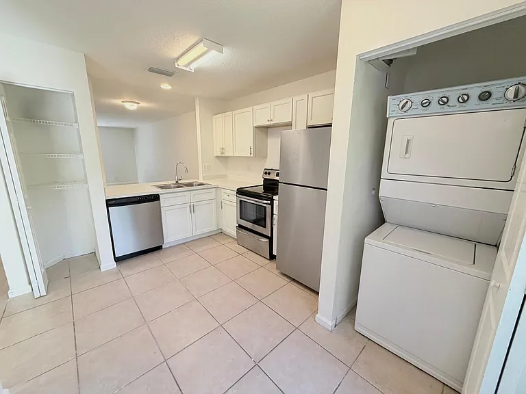 910 Summit Lake Dr — Photo 2