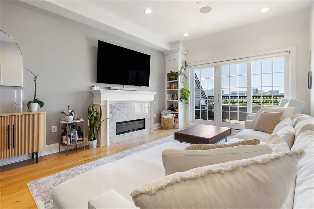 2 bed, 2.0 bath, 1164 sqft, $5,500 — Photo 3