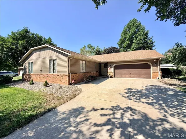 205 Woodridge Dr, Swansea, IL 62226