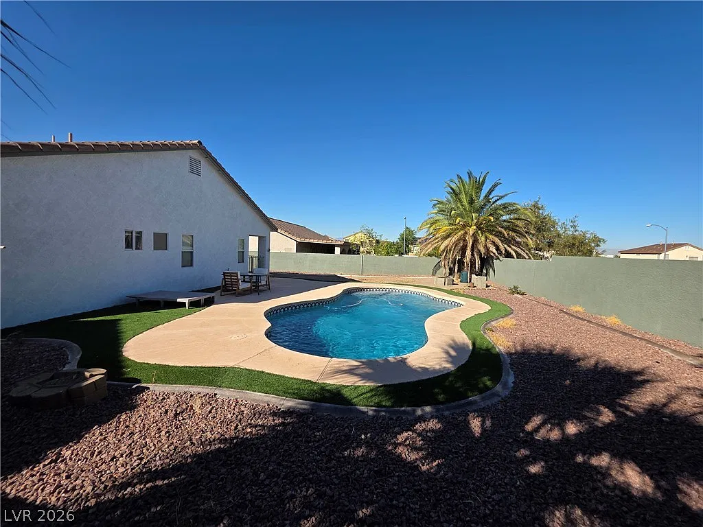 3 bed, 2.0 bath, 1411 sqft, $2,374 — Photo 4