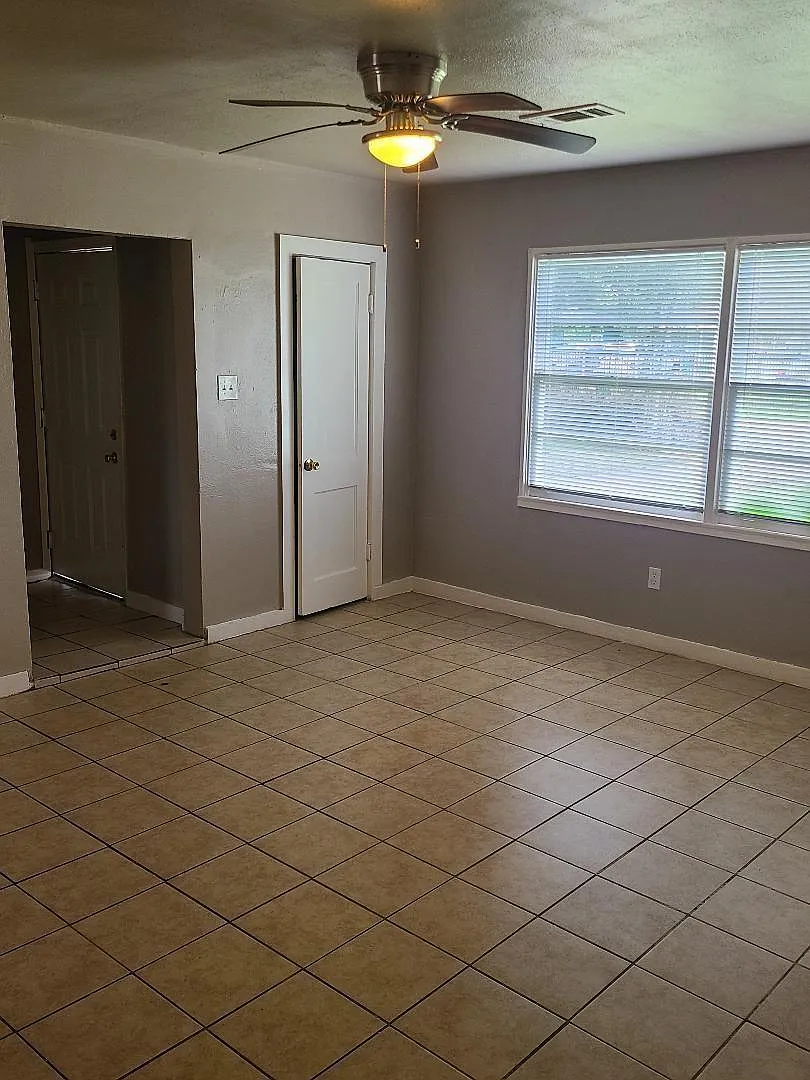4 bed, 1.0 bath, $2,000 — Photo 2