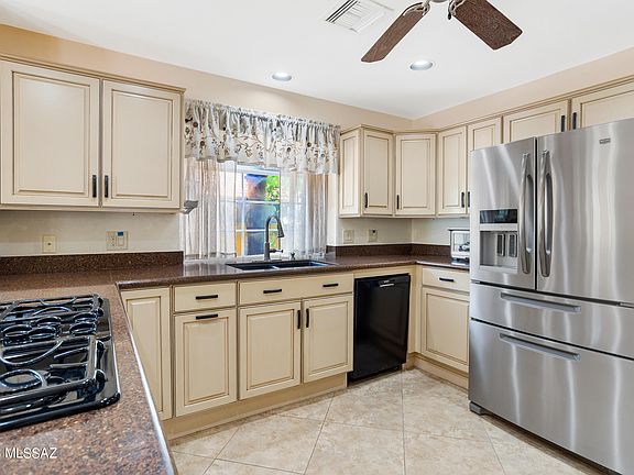 4th image of 38425 S Apache Peak Dr